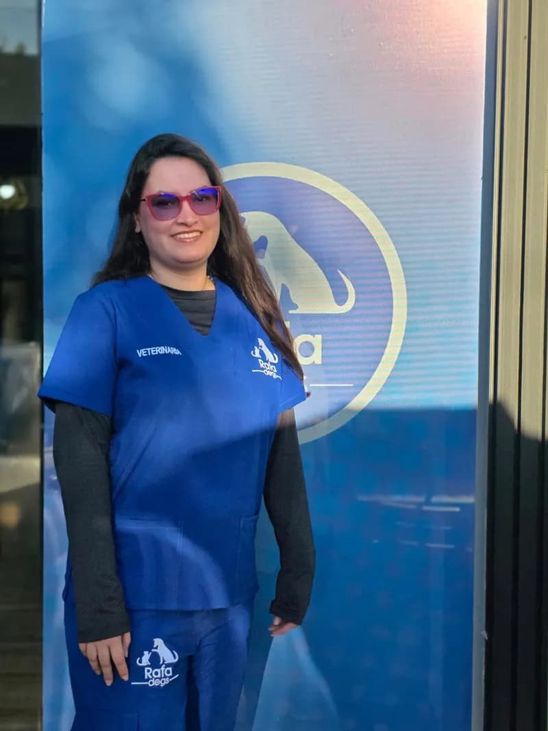 Mariana Guerra Gómez, médica veterinaria de Rafadogs, con el uniforme del criadero.